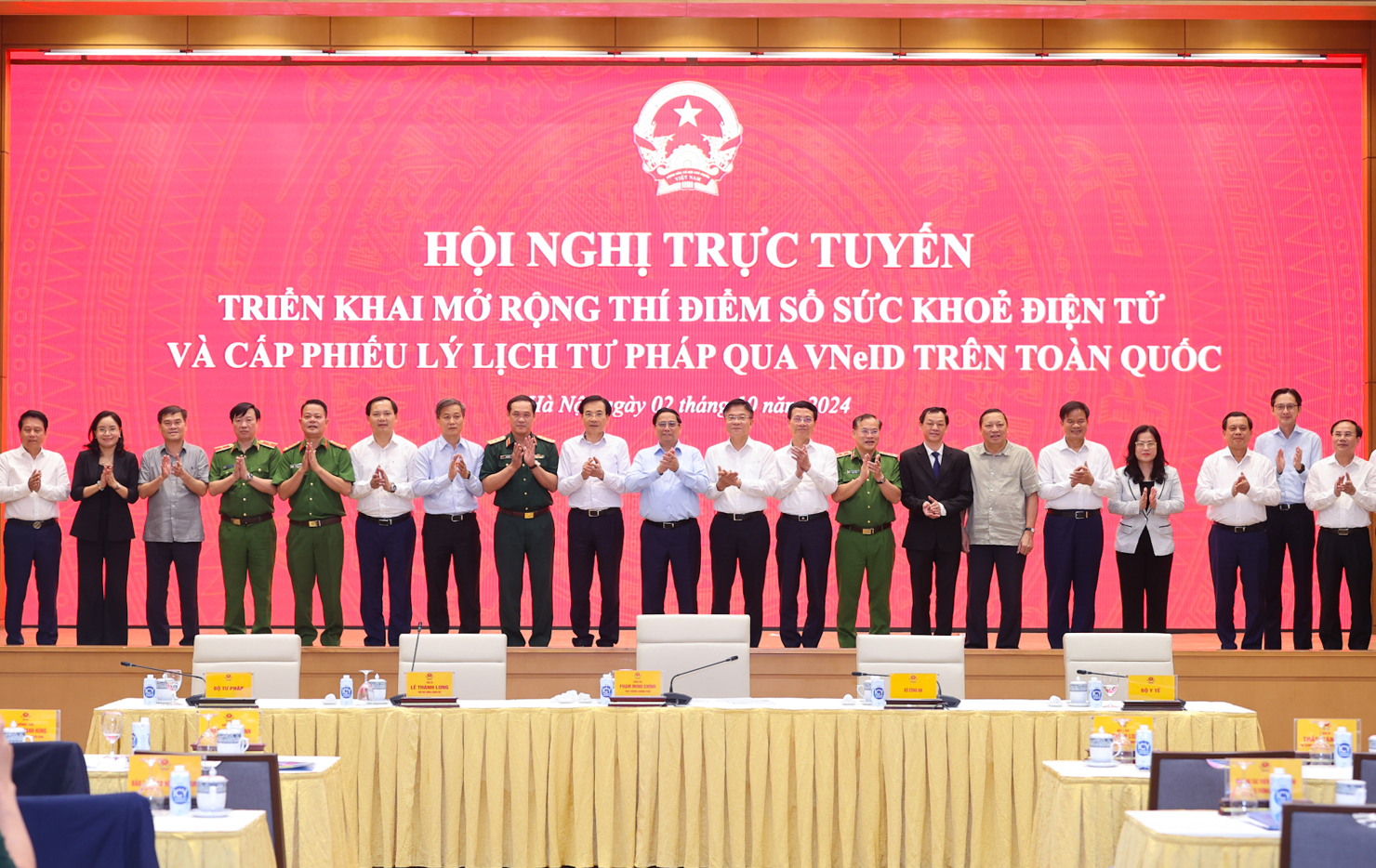 Thủ tướng cùng các đại biểu chụp ảnh lưu niệm. Ảnh: VGP/Nhật Bắc 