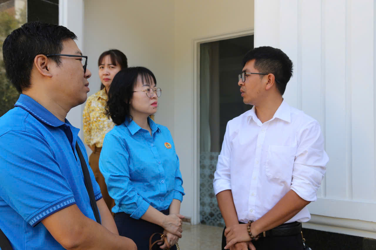Đồng chí Lê Thị Hạnh - Phó Chủ tịch Công đoàn Bộ Tài chính thăm hỏi, chia sẻ với công chức bị ảnh hưởng bởi thiên tai. 