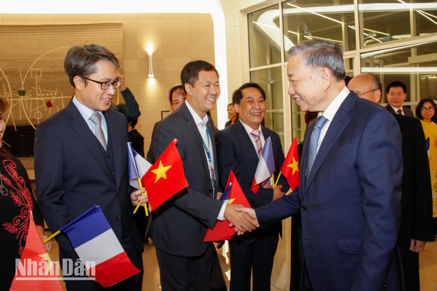 Cán bộ, nhân viên Đại sứ quán và các cơ quan đại diện Việt Nam chào đón Tổng Bí thư, Chủ tịch nước Tô Lâm tại sân bay Orly. Ảnh: Minh Duy