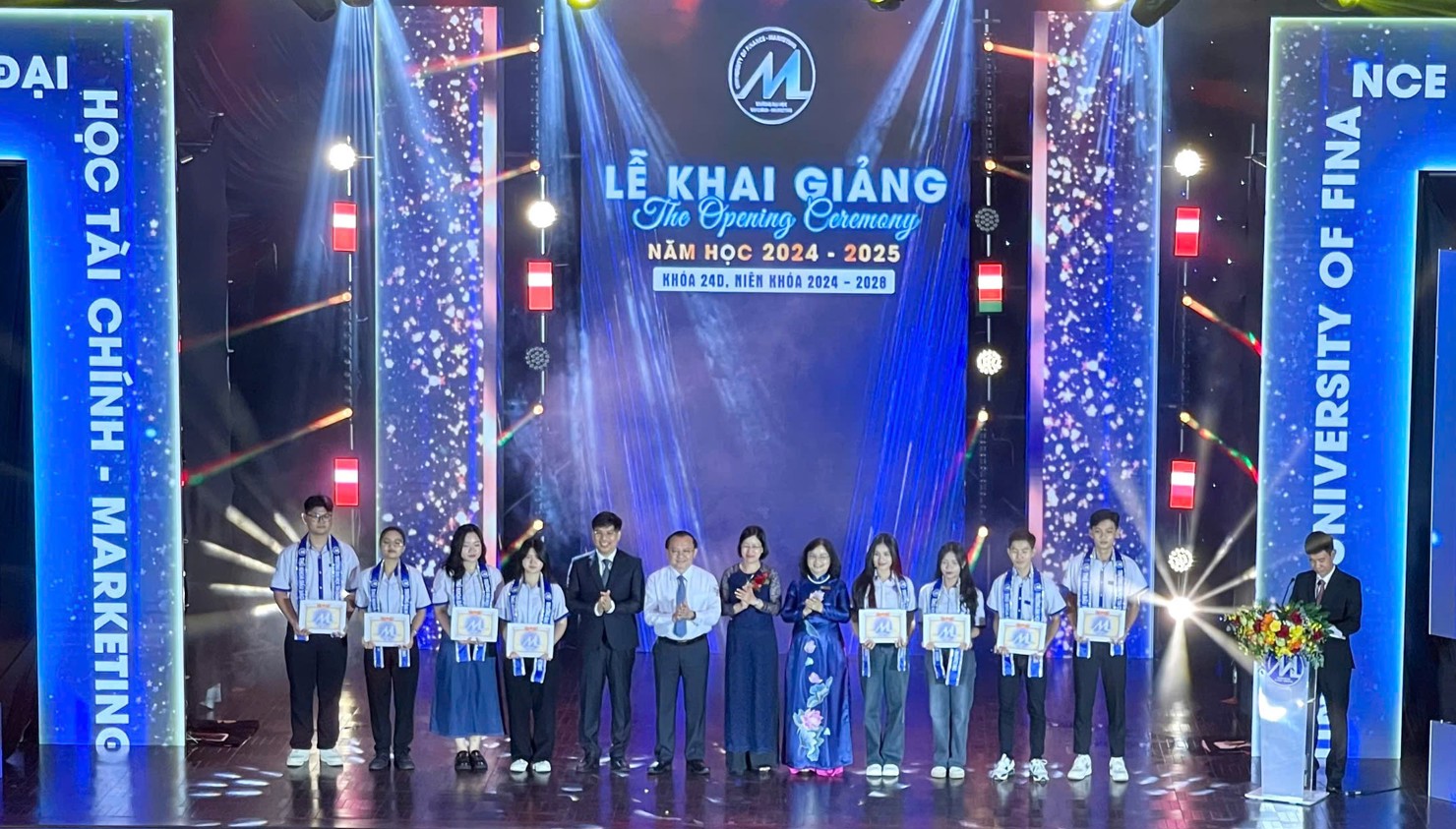 Thứ trưởng khen thưởng cho c&aacute;c t&acirc;n sinh vi&ecirc;n đạt Thủ khoa, &Aacute; khoa v&agrave; đạt điểm cao trong kỳ tuyển sinh đại học năm 2024. Ảnh: T. Sơn