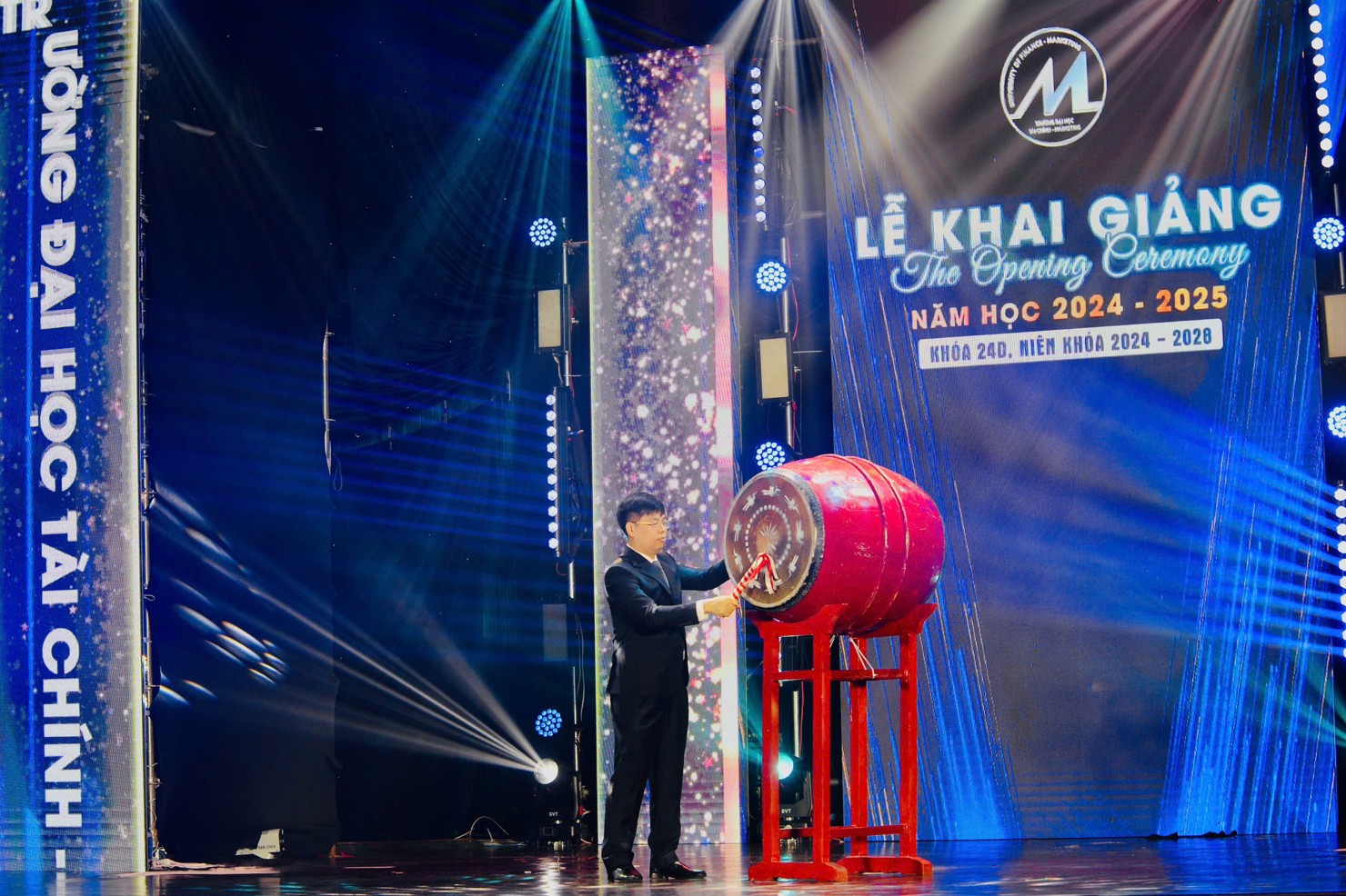 PGS. TS. Phạm Tiến Đạt - Hiệu trưởng nh&agrave; trường đ&aacute;nh trống khai giảng năm học mới. Ảnh: T. Sơn