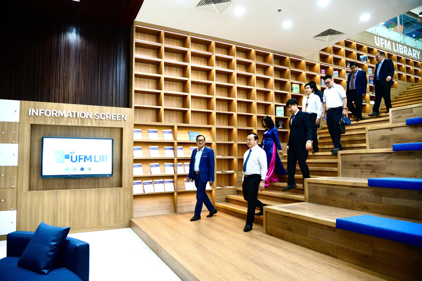 Thứ trưởng Bộ T&agrave;i ch&iacute;nh L&ecirc; Tấn Cận c&ugrave;ng c&aacute;c đại biểu tham quan thư viện của Nh&agrave; trường. Ảnh: T. Sơn