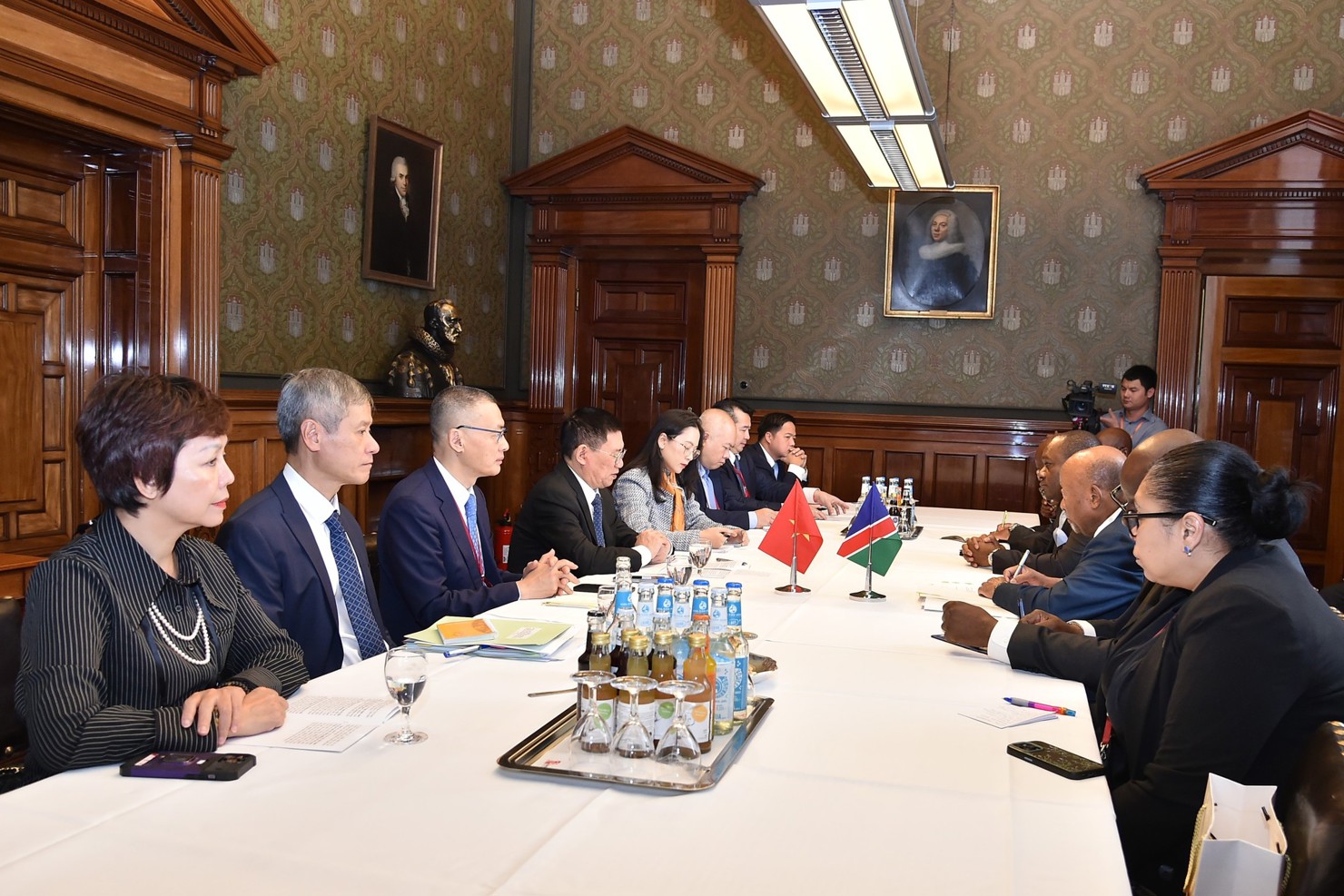 Cùng thúc đẩy đưa quan hệ hợp tác hai nước Việt Nam - Namibia đi vào chiều sâu, tương xứng với tiềm năng còn rất to lớn. Ảnh VGP/Trần Mạnh