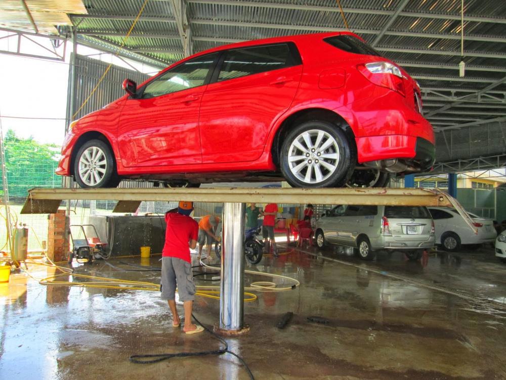 Phương án tốt nhất là thay dầu tại hãng hoặc các gara uy tín.