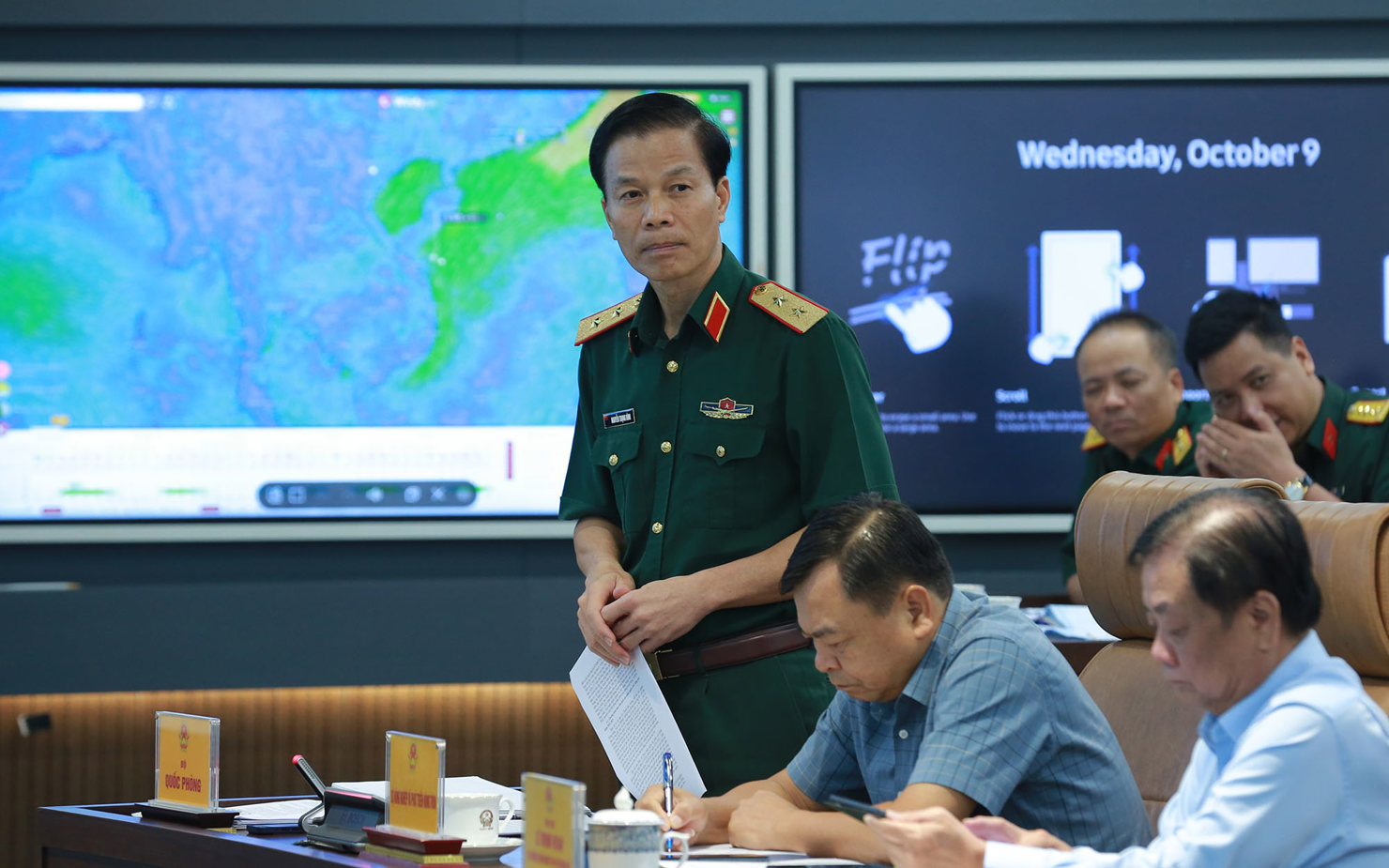 Trung tướng Nguyễn Trọng Bình, Phó Tổng Tham mưu trưởng Quân đội Nhân dân Việt Nam báo cáo về việc triển khai Luật Phòng thủ dân sự. Ảnh: VGP/Minh Khôi 