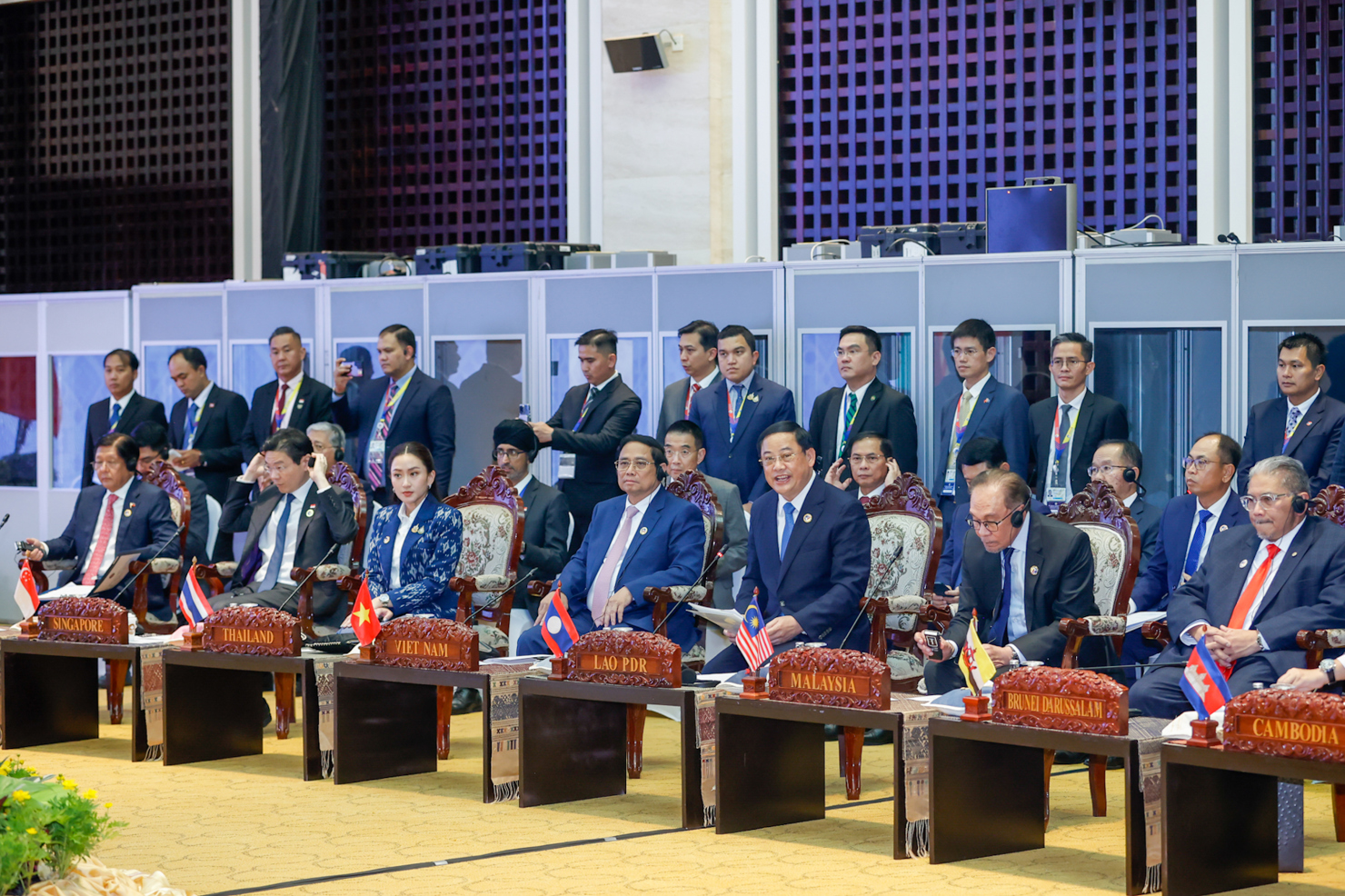 Thủ tướng Ch&iacute;nh phủ Phạm Minh Ch&iacute;nh c&ugrave;ng L&atilde;nh đạo c&aacute;c nước ASEAN tham dự phi&ecirc;n đối thoại với đại diện Hội đồng li&ecirc;n Nghị viện ASEAN (AIPA). Ảnh: VGP/Nhật Bắc &nbsp;