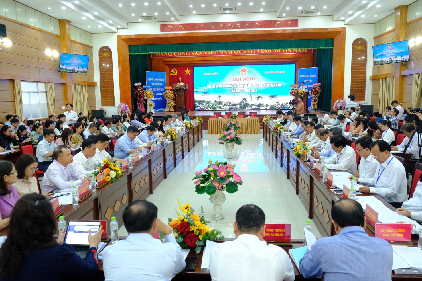 Toàn cảnh Hội nghị.