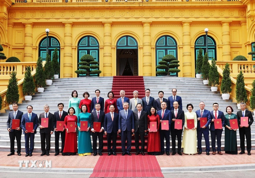 Tổng Bí thư, Chủ tịch nước Tô Lâm và các đại biểu cùng các Đại sứ được bổ nhiệm. Ảnh: TTXVN 