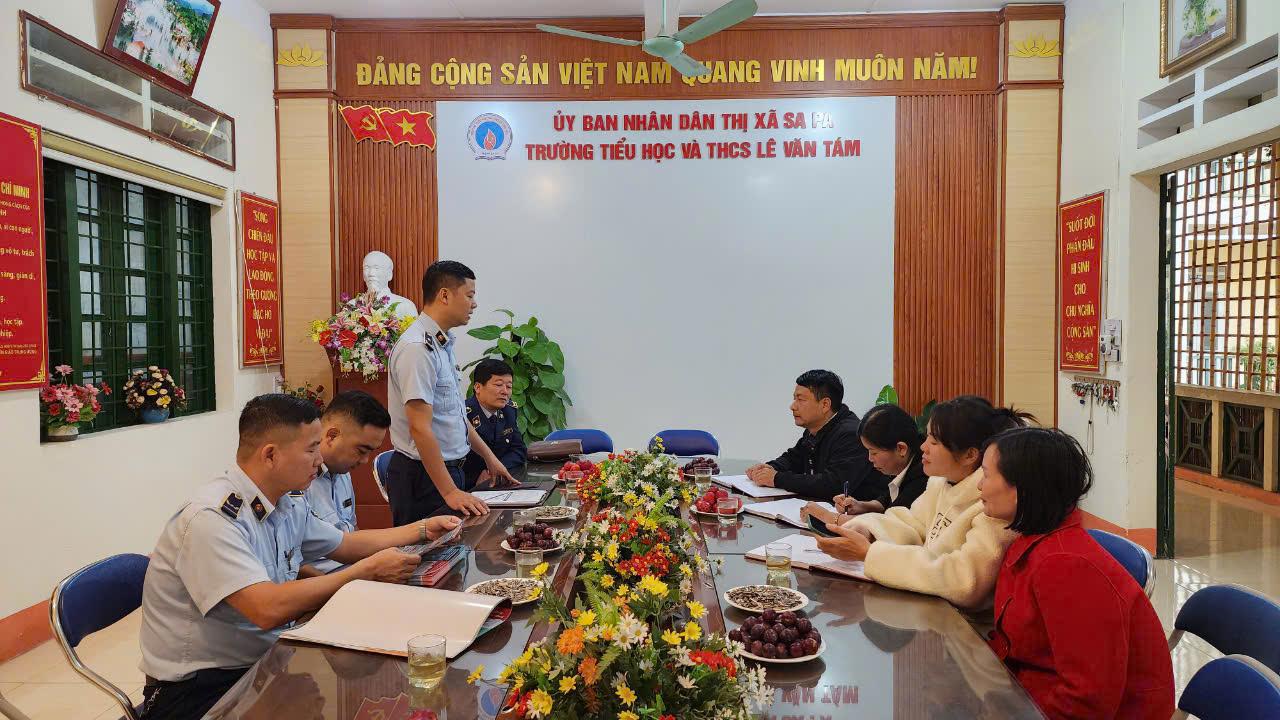 Lãnh đạo Đội Quản lý thị trường số 5 trao đổi, làm việc với nhà trường về công tác tuyên truyền