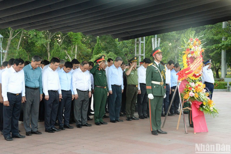 Tổng Bí thư, Chủ tịch nước Tô Lâm và các thành viên trong đoàn dành phút mặc niệm để tưởng nhớ, bày tỏ lòng biết ơn vô hạn, sự tri ân sâu sắc đối với công lao to lớn của các Anh hùng, liệt sĩ.