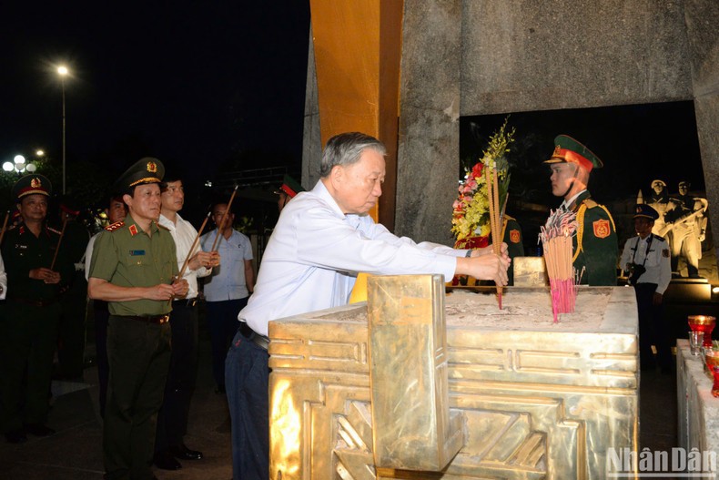 Tổng Bí thư, Chủ tịch nước Tô Lâm dâng hương tại Nghĩa trang Liệt sĩ quốc gia Đường 9.