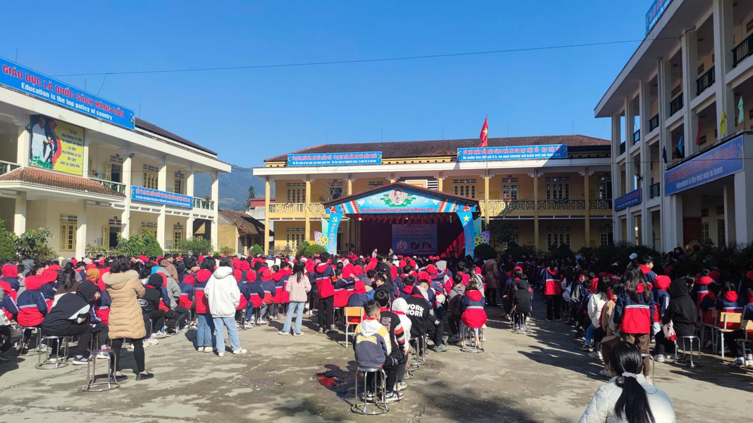 Ảnh tuyên truyền về tác hại của việc sử dụng thuốc lá điện tử cho các em học sinh.