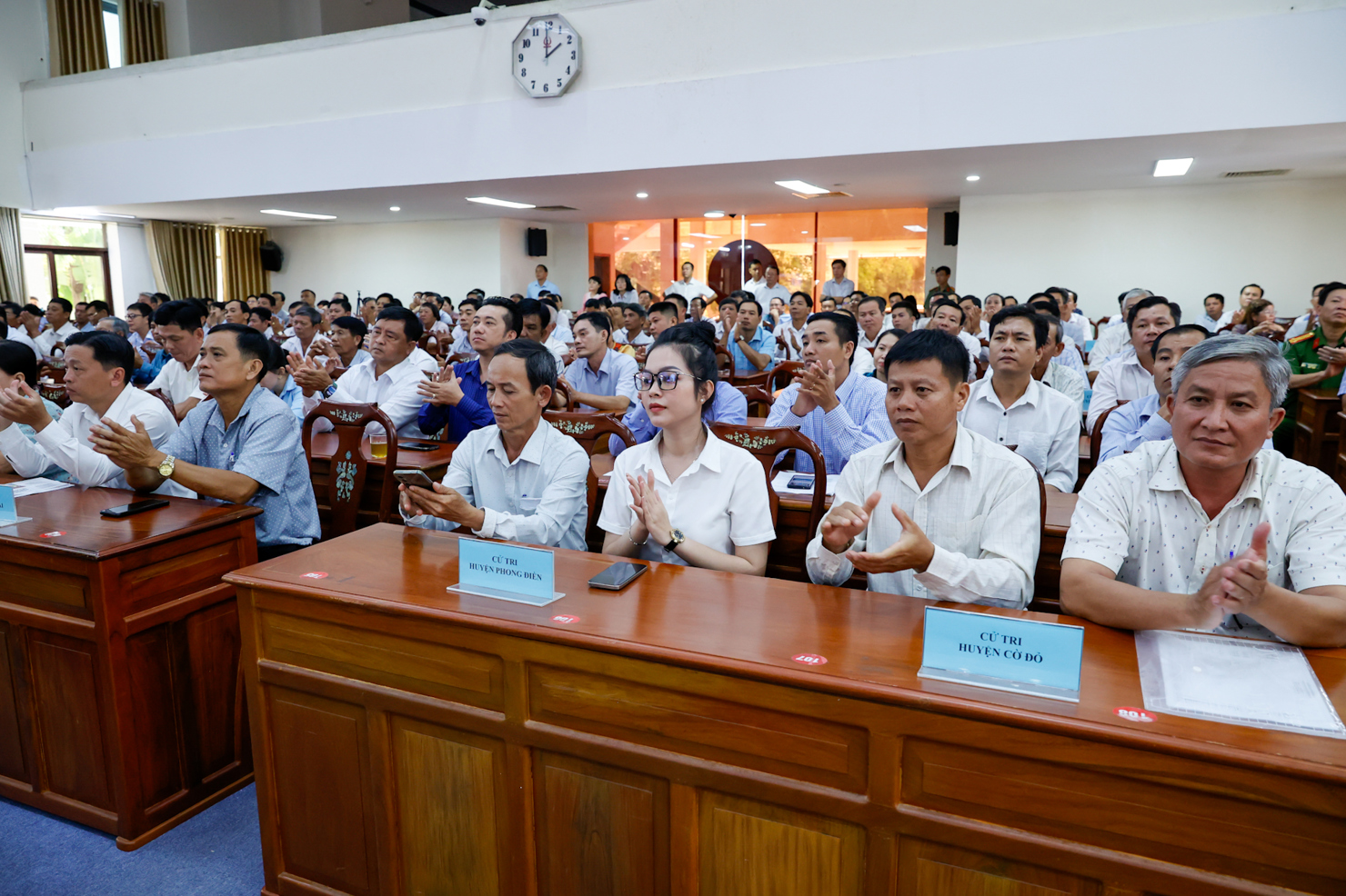 Các cử tri tại cuộc tiếp xúc. Ảnh: VGP/Nhật Bắc