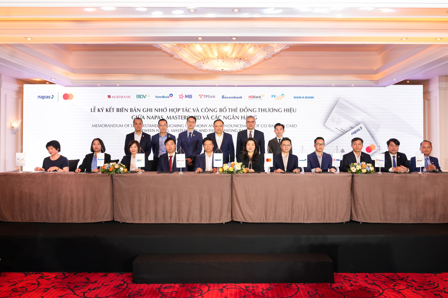 Lễ K&yacute; kết Bi&ecirc;n bản ghi nhớ hợp t&aacute;c&nbsp;ph&aacute;t h&agrave;nh Thẻ đồng thương hiệu giữa Napas, Mastercard v&agrave; 9 ng&acirc;n h&agrave;ng thương mại ng&agrave;y 15/10.
