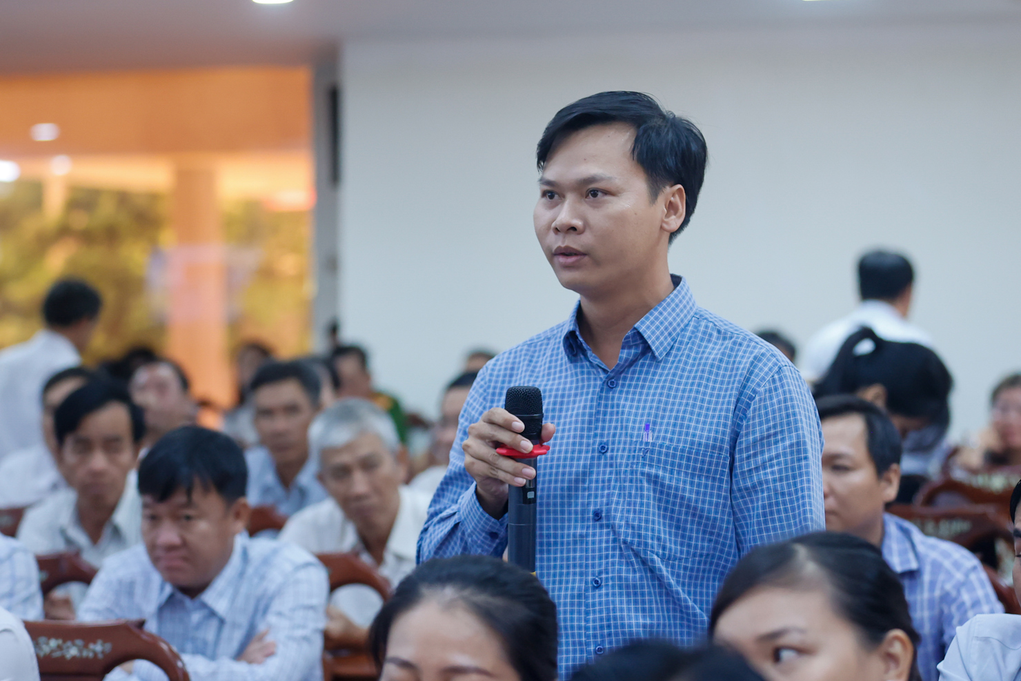 Cử tri nêu các kiến nghị tại buổi tiếp xúc. Ảnh: VGP/Nhật Bắc.