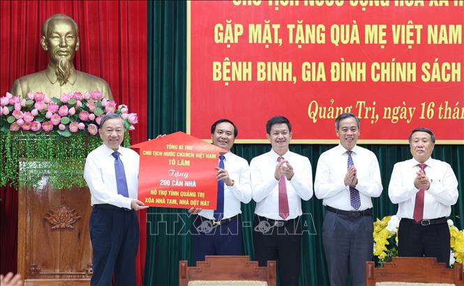 Tổng Bí thư, Chủ tịch nước trao tượng trưng 200 căn nhà hỗ trợ nhân dân tỉnh Quảng Trị xoá nhà tạm, nhà dột nát.