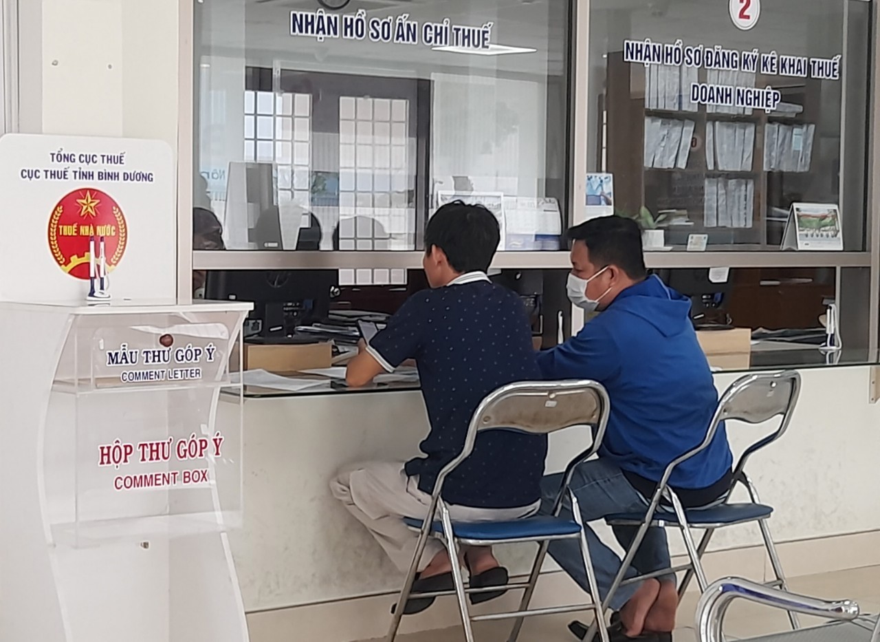 Công chức Cục Thuế tỉnh Bình Dương hướng dẫn người dân làm thủ tục quyết toán thuế tại trụ sở.