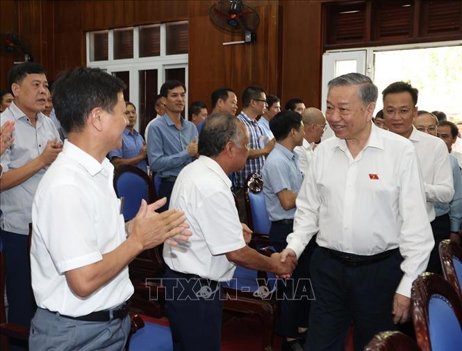 Tổng Bí thư, Chủ tịch nước Tô Lâm với cử tri huyện Văn Giang, tỉnh Hưng Yên. Ảnh: Trí Dũng/TTXVN 