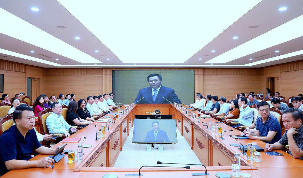 Ban Cán sự đảng Bộ Tài chính, Đảng ủy Bộ Tài chính, đại diện Đảng ủy và Lãnh đạo các đơn vị thuộc và trực thuộc Bộ tham dự Hội nghị theo hình thức trực tuyến tại điểm cầu trụ sở Bộ. 