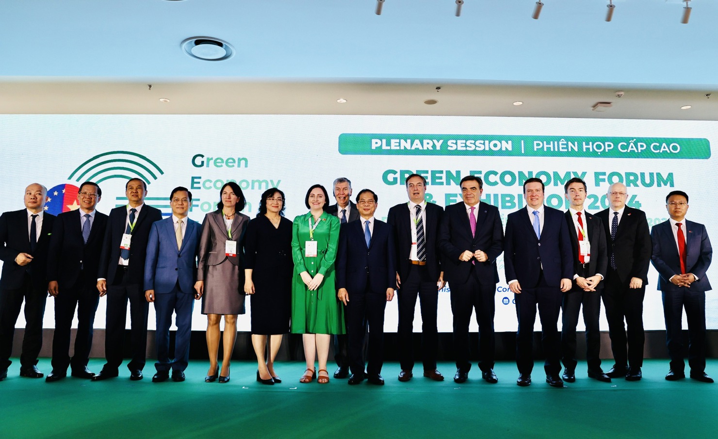 Ph&oacute; Thủ tướng B&ugrave;i Thanh Sơn c&ugrave;ng c&aacute;c đại biểu tại Diễn đ&agrave;n. Ảnh: VGP/Minh Ngọc