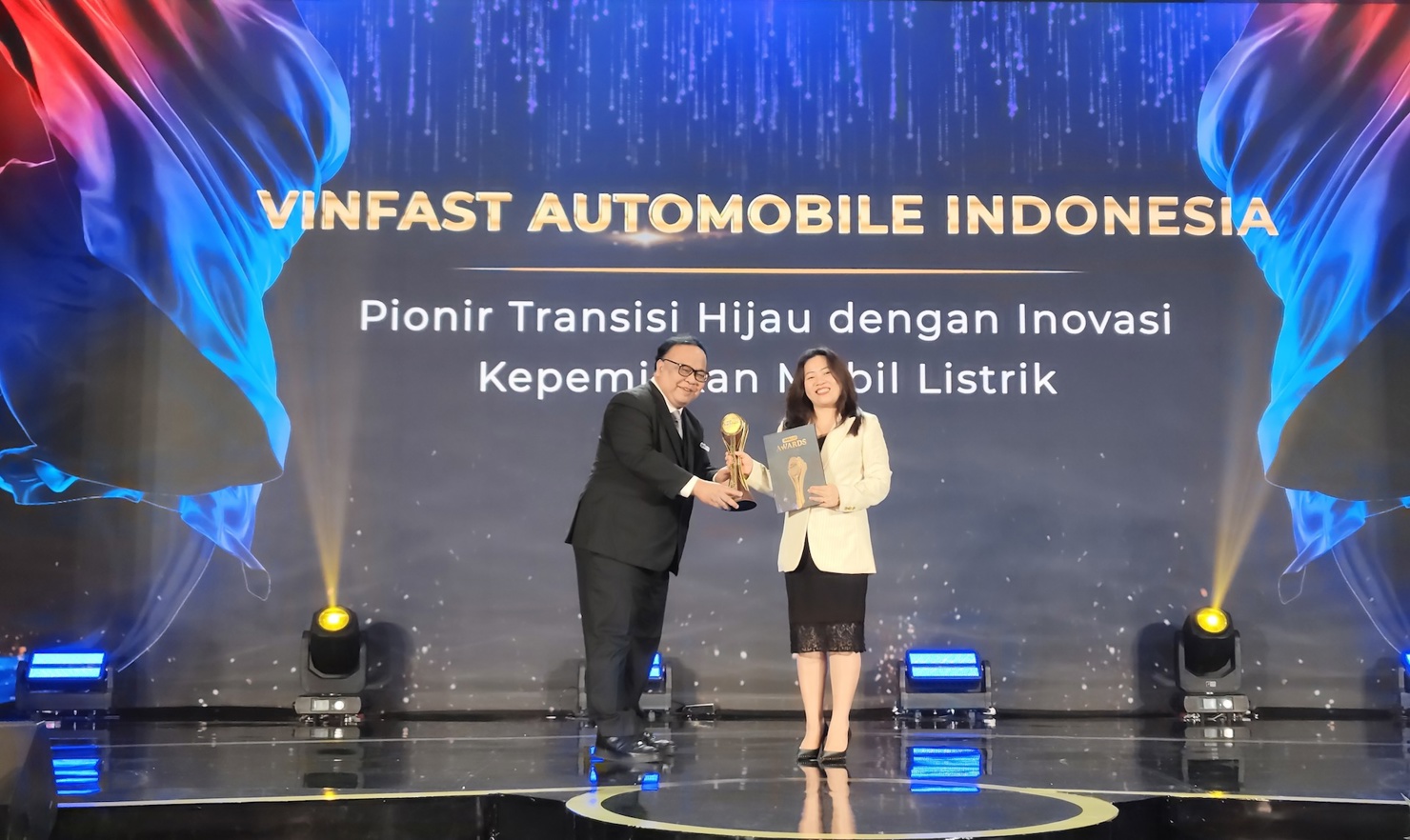 Đại diện VinFast nhận giải thưởng “Sáng kiến Tiên phong Chuyển đổi Xanh” từ Ban Tổ chức. Ảnh: Vinfast
