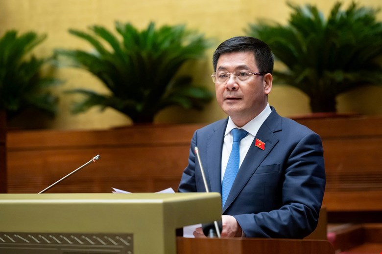 Bộ trưởng Bộ Công Thương Nguyễn Hồng Diên trình bày tờ trình về dự án Luật Điện lực (sửa đổi).