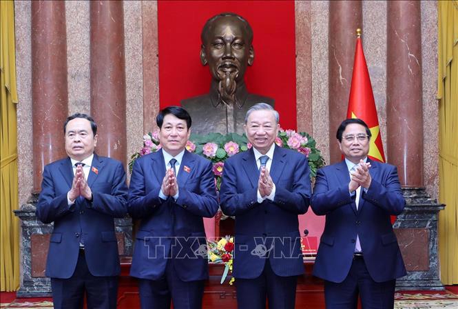 Tổng Bí thư Tô Lâm, Chủ tịch nước Lương Cường, Thủ tướng Chính phủ Phạm Minh Chính và Chủ tịch Quốc hội Trần Thanh Mẫn tại lễ bàn giao công tác của Chủ tịch nước. 