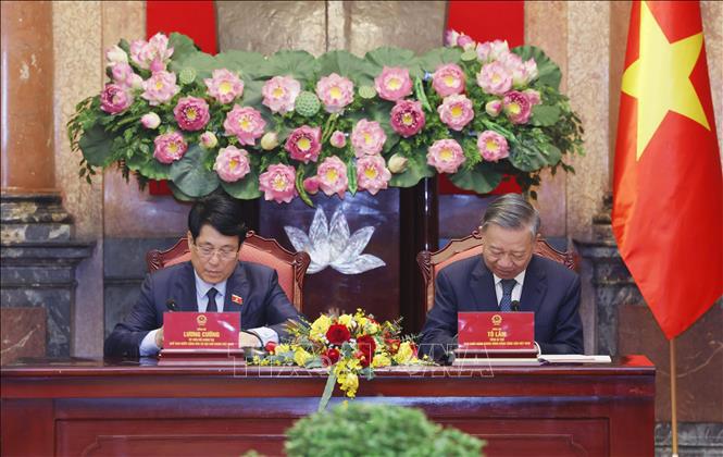 Tổng Bí thư Tô Lâm và Chủ tịch nước Lương Cường ký Biên bản bàn giao công tác của Chủ tịch nước. 