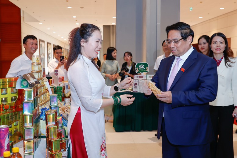 Thủ tướng tham quan một số gian hàng trưng bày các sản phẩm Halal của doanh nghiệp Việt Nam. 