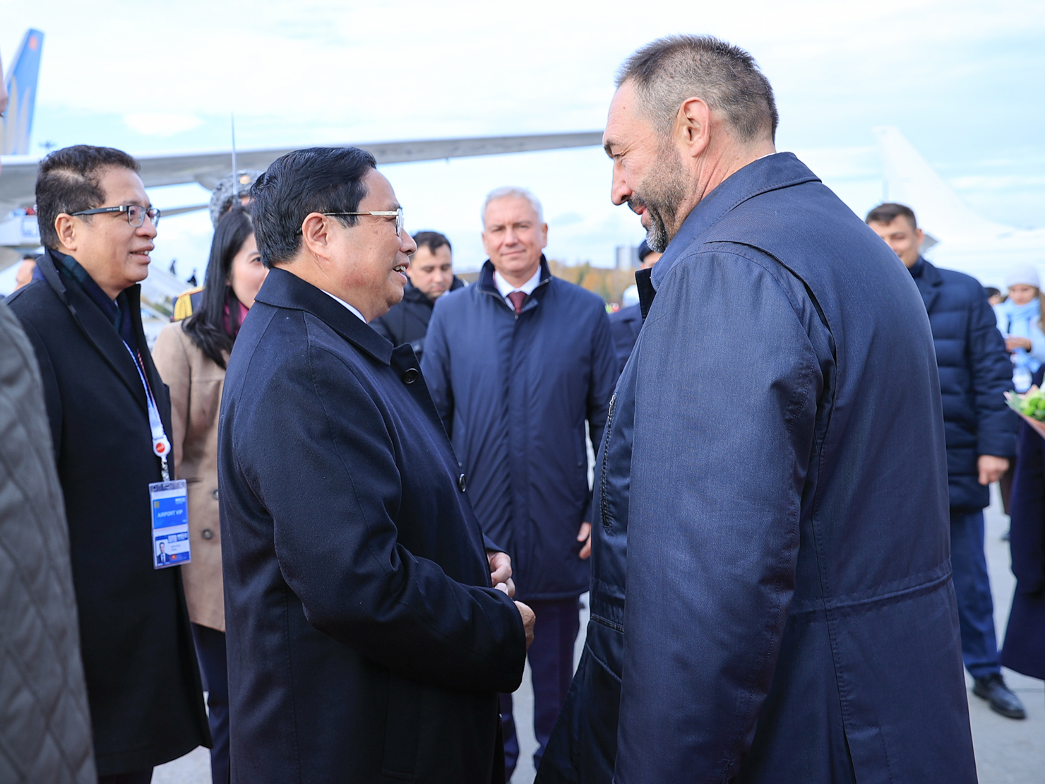 Thủ tướng nước Cộng hòa Tatarstan Pesoshin Alexey đón Thủ tướng Phạm Minh Chính tại sân bay. Ảnh: VGP/Nhật Bắc 