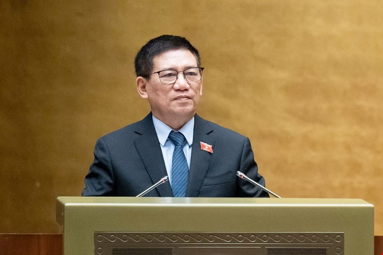 Phó Thủ tướng Chính phủ, Bộ trưởng Bộ Tài chính Hồ Đức Phớc, thừa ủy quyền của Thủ tướng Chính phủ trình bày Tờ trình.