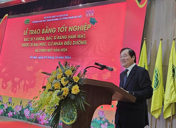 PGS., TS. Phạm Dương Châu - Phó Hiệu trưởng nhà trường phụ trách khối Sức khỏe báo cáo tại buổi lễ