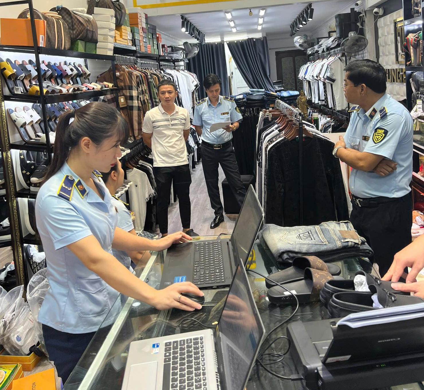 Lực lượng Quản lý thị trường đang tiến hành kiểm tra đột xuất đối với hộ kinh doanh Lê Văn Tùng