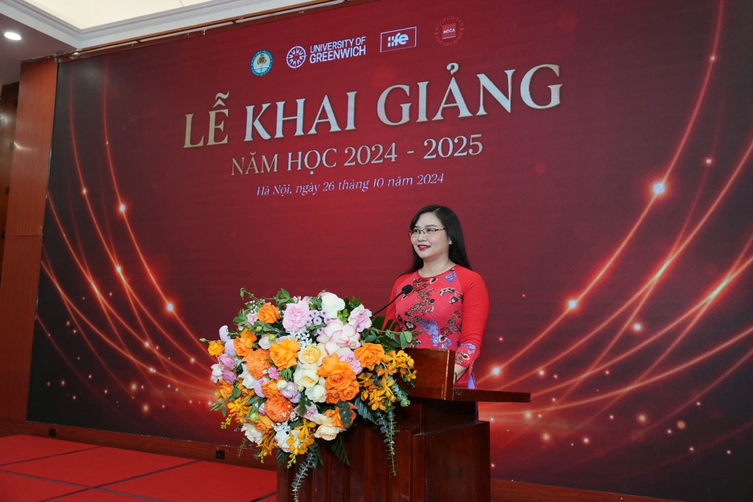 Viện trưởng Viện đào tạo Quốc tế, TS. Trịnh Thanh Huyền phát biểu chào đón sinh viên khóa 9.