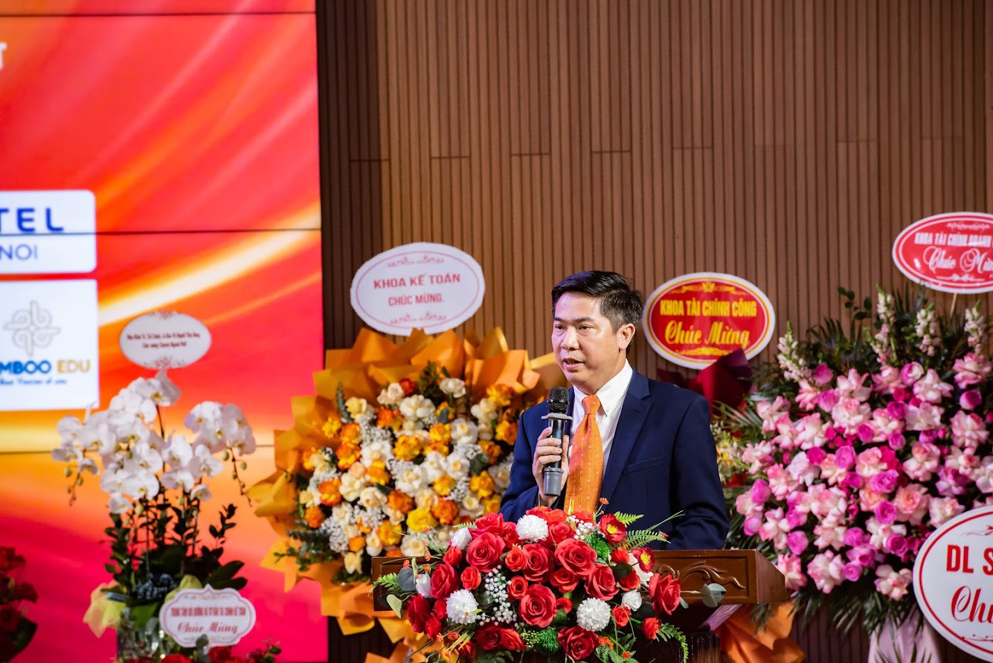 PGS.TS. NGUT. Nguyễn Đào Tùng phát biểu tại buổi Lễ ra mắt chuyên ngành QTKD du lịch.
