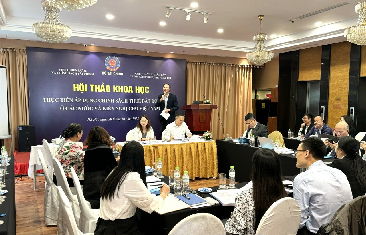 Chuyên gia tham gia thảo luận tại Hội thảo khoa học "Thực tiễn áp dụng chính sách thuế bất động sản ở các nước và kiến nghị cho Việt Nam".