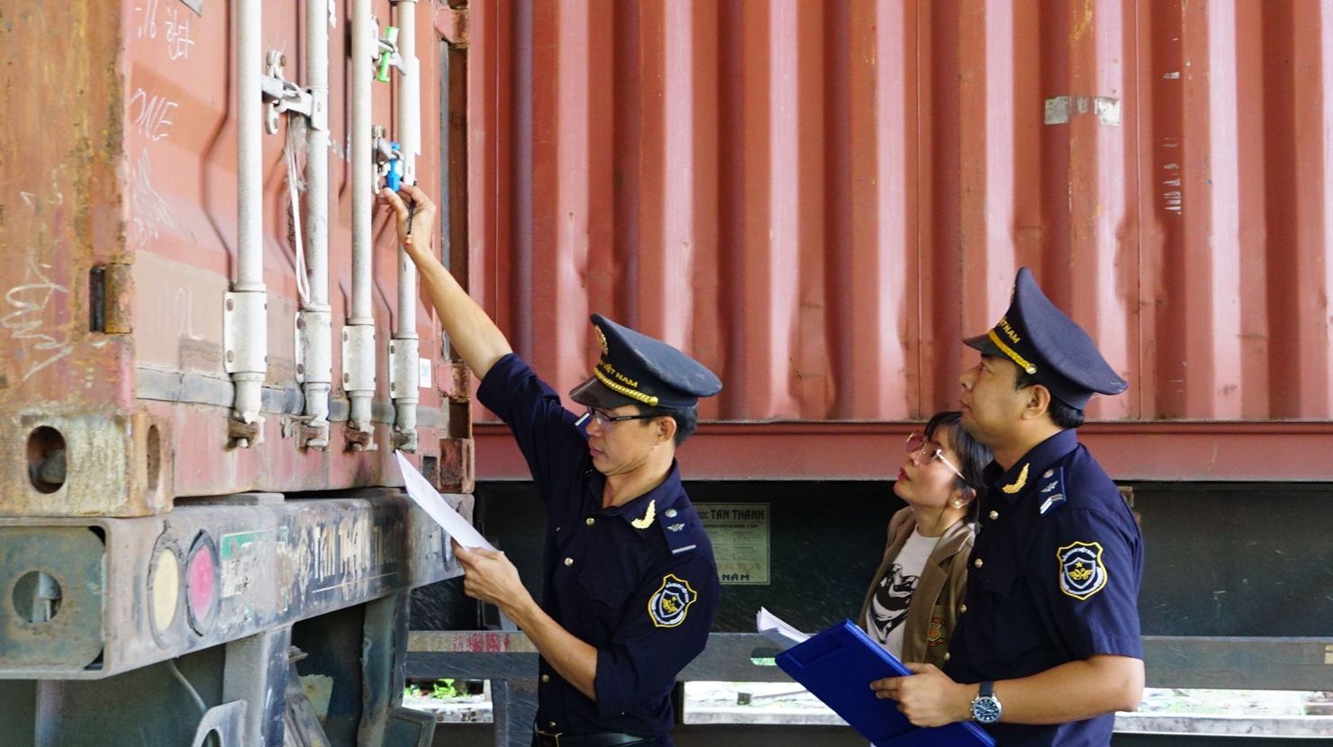  Lực lượng Hải quan Khu công nghiệp Trảng Bàng kiểm tra thực tế hàng hoá may mặc trước xuất khẩu. Ảnh: HQTN