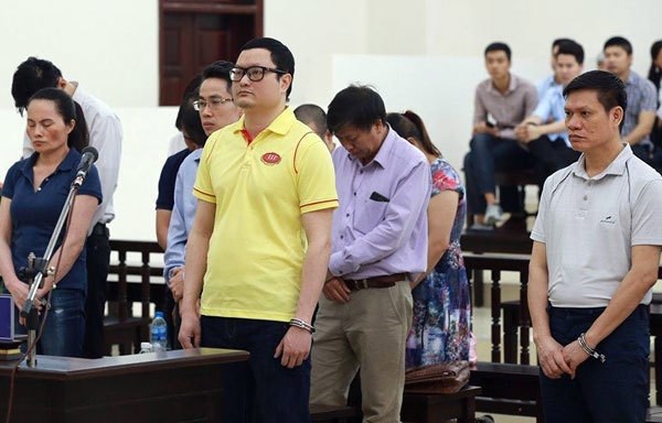 Các bị cáo bị xét xử về tội thao túng thị trường chứng khoán.
