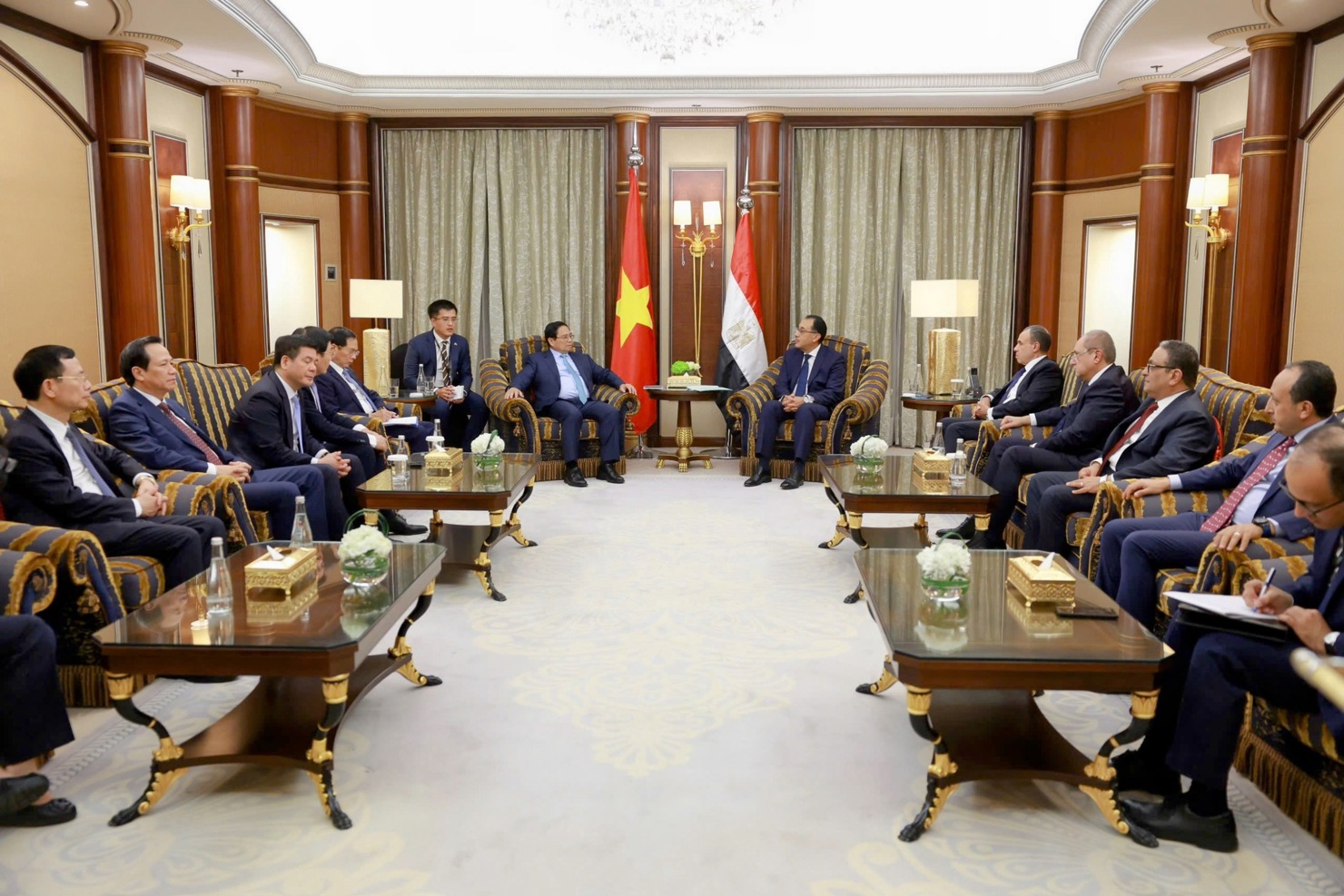 Hai nhà lãnh đạo nhất trí thúc đẩy nghiên cứu, xem xét đàm phán các hiệp định, thỏa thuận tạo khung pháp lý cho quan hệ thương mại hai nước. Ảnh: VGP/Nhật Bắc 