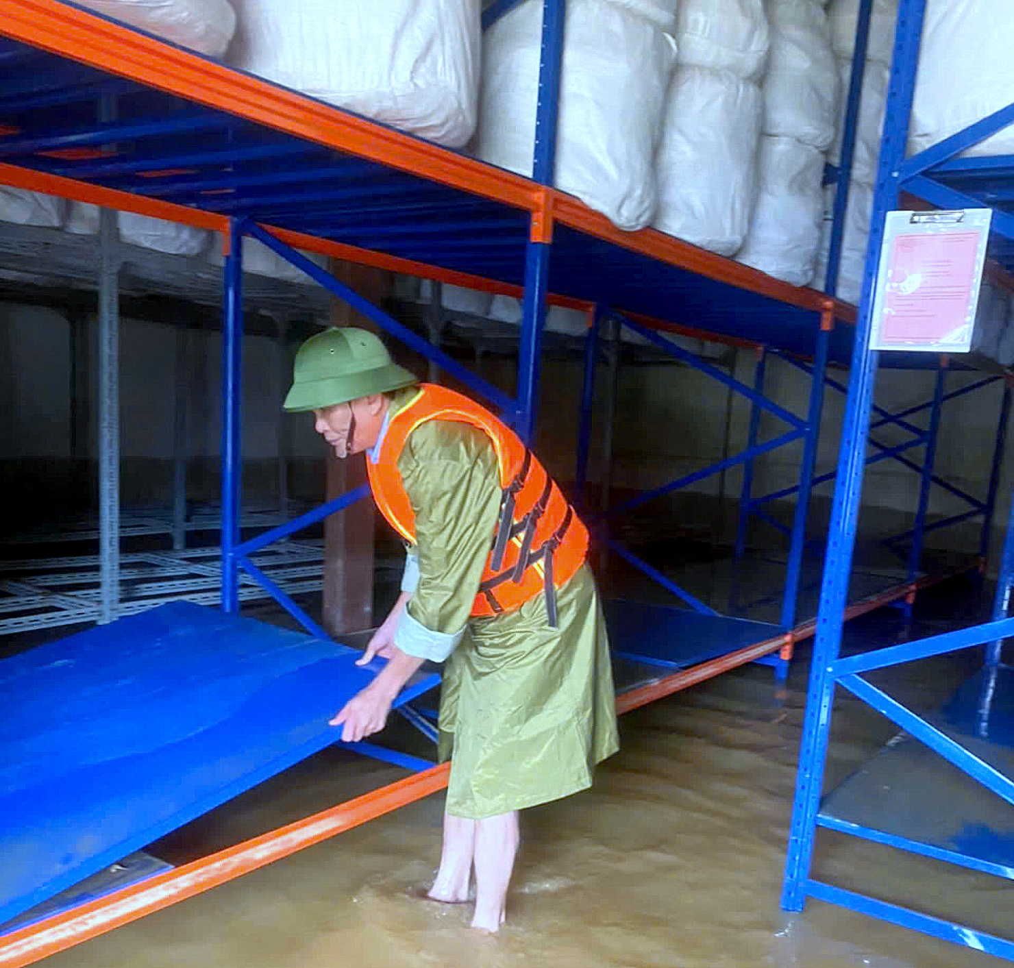 Hai điểm kho bị nước tr&agrave;n v&agrave;o thuộc Chi cục DTNN Đồng Hới, đơn vị sẽ triển khai c&aacute;c biện ph&aacute;p hữu hiệu, để xử l&yacute; kh&ocirc;ng l&agrave;m ảnh hưởng đến chất lượng h&agrave;ng h&oacute;a sau n&agrave;y.