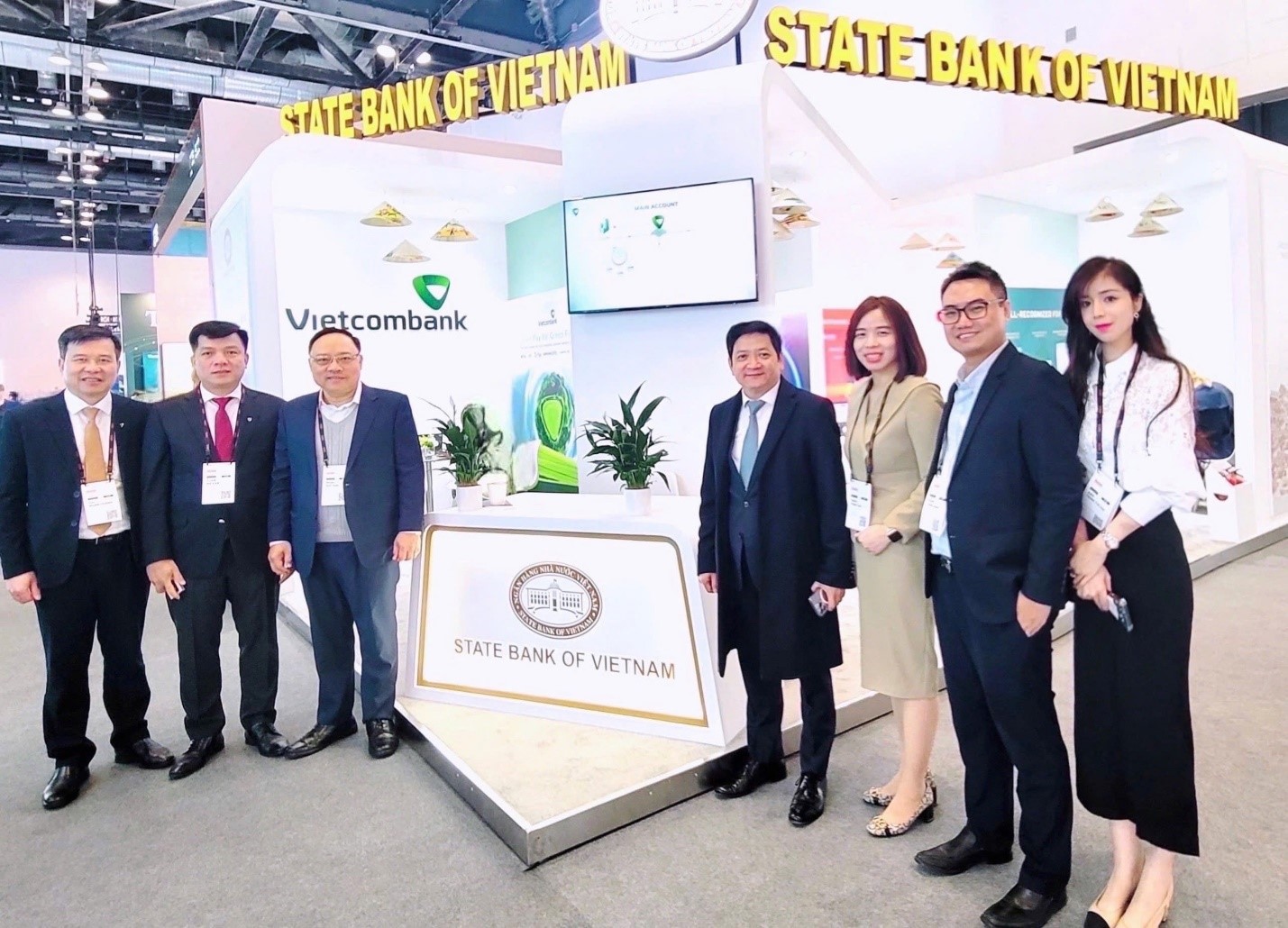 Đoàn đại biểu Vietcombank chụp ảnh lưu niệm cùng đại diện Ngân hàng Nhà nước 