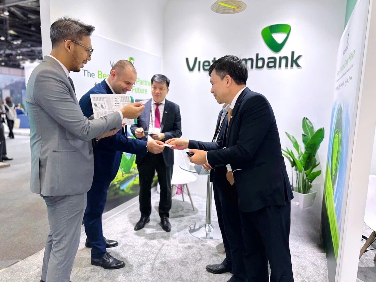 Đoàn Vietcombank trao đổi, gặp gỡ đối tác, khách hàng 