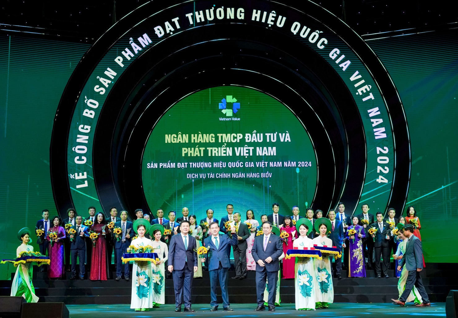 Thủ tướng Chính phủ Phạm Minh Chính trao biểu trưng “Thương hiệu quốc gia” năm 2024 cho ông Đặng Văn Tuyên - Ủy viên HĐQT BIDV.
