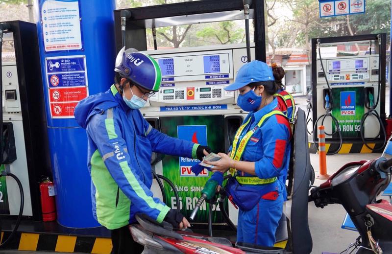 Việc duy trì thực hiện chính sách giảm mức thuế BVMT đối với xăng, dầu, mỡ nhờn trong năm 2024 như năm 2023 đã góp phần ổn định giá xăng dầu trong nước.