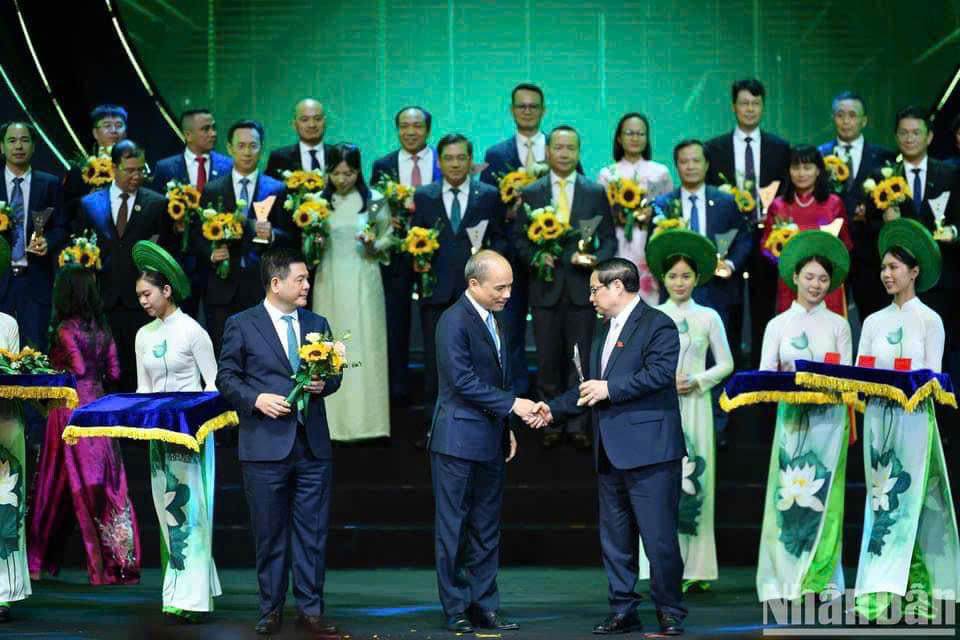 Thủ tướng Phạm Minh Chính trao biểu trưng vinh danh Tập đoàn Bảo Việt đạt Thương hiệu quốc gia Việt Nam 2024. Ảnh: Thành Đạt