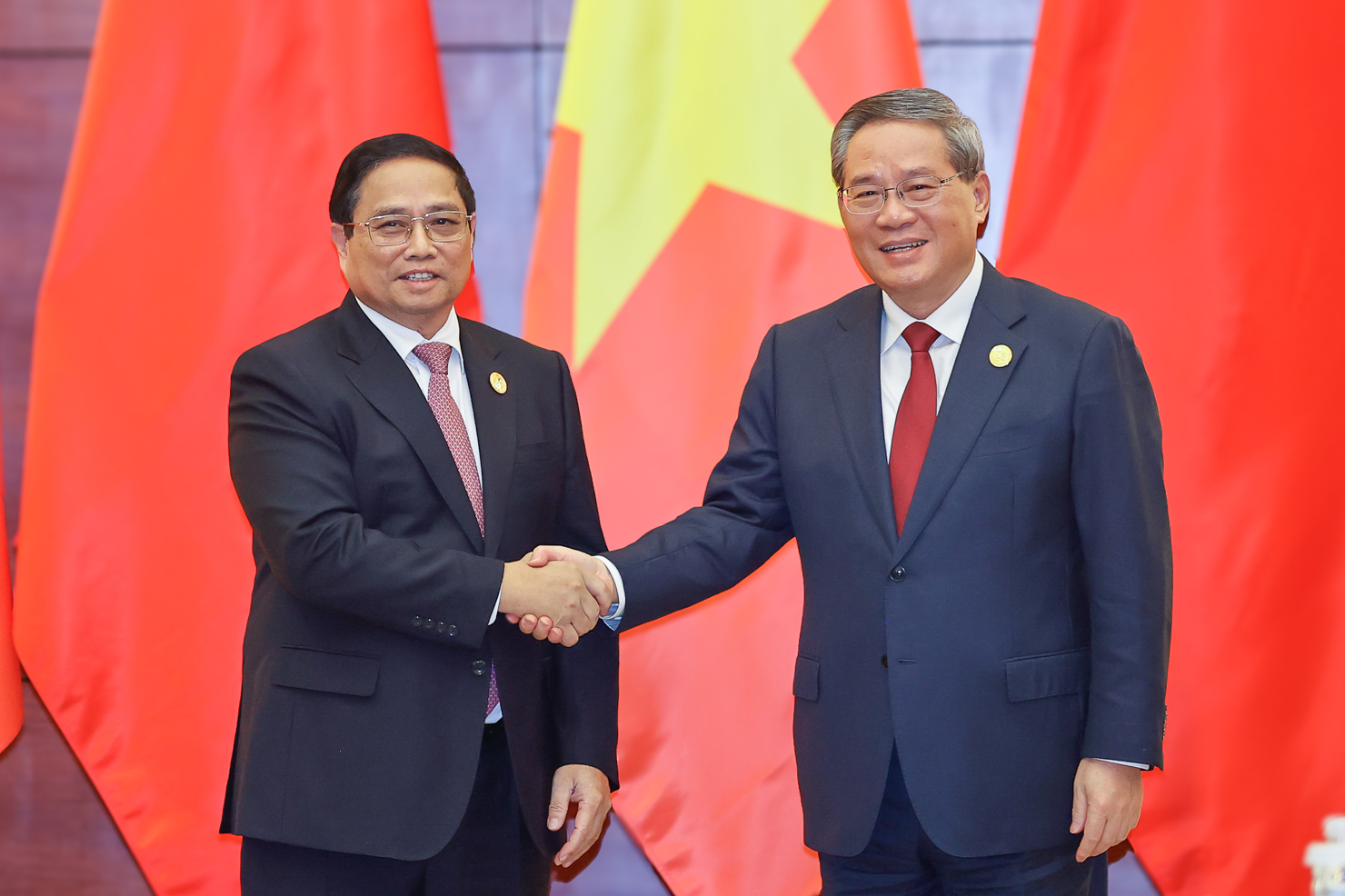 Hai Thủ tướng cùng chúc mừng những thành tựu phát triển quan trọng mỗi Đảng, mỗi nước đạt được thời gian qua, đặc biệt là những thành tựu quan trọng trong công cuộc phát triển kinh tế-xã hội của mỗi nước. Ảnh: VGP/Nhật Bắc 