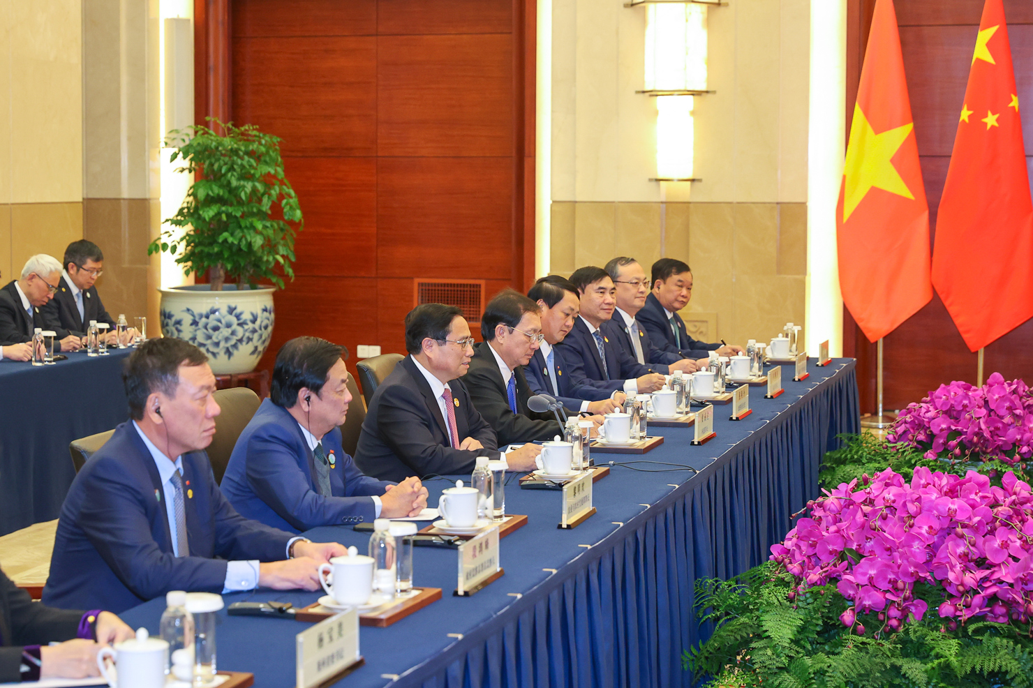 Thủ tướng Phạm Minh Chính đề nghị hai bên tiếp tục triển khai hiệu quả nhận thức chung giữa lãnh đạo cao nhất hai Đảng, hai nước, duy trì tiếp xúc cấp cao và các cấp để trao đổi về quan hệ song phương và các vấn đề cùng quan tâm. Ảnh: VGP/Nhật Bắc 