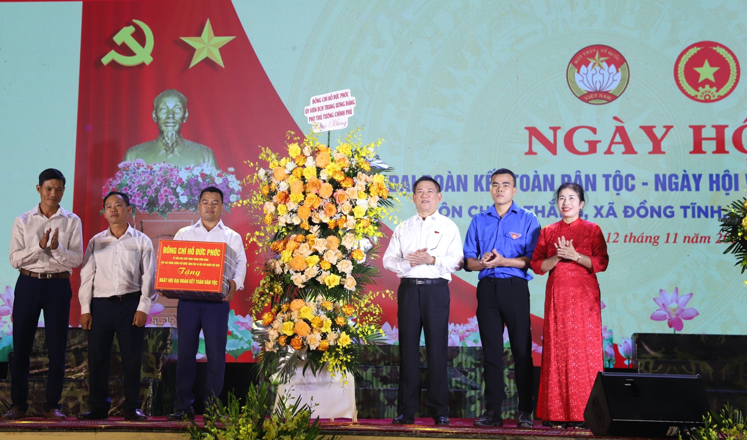 Ph&oacute; Thủ tướng, Bộ trưởng Hồ Đức Phớc tặng qu&agrave; cho c&aacute;c gia đ&igrave;nh ch&iacute;nh s&aacute;ch, gia đ&igrave;nh ti&ecirc;u biểu, hộ ngh&egrave;o, hộ kh&oacute; khăn.