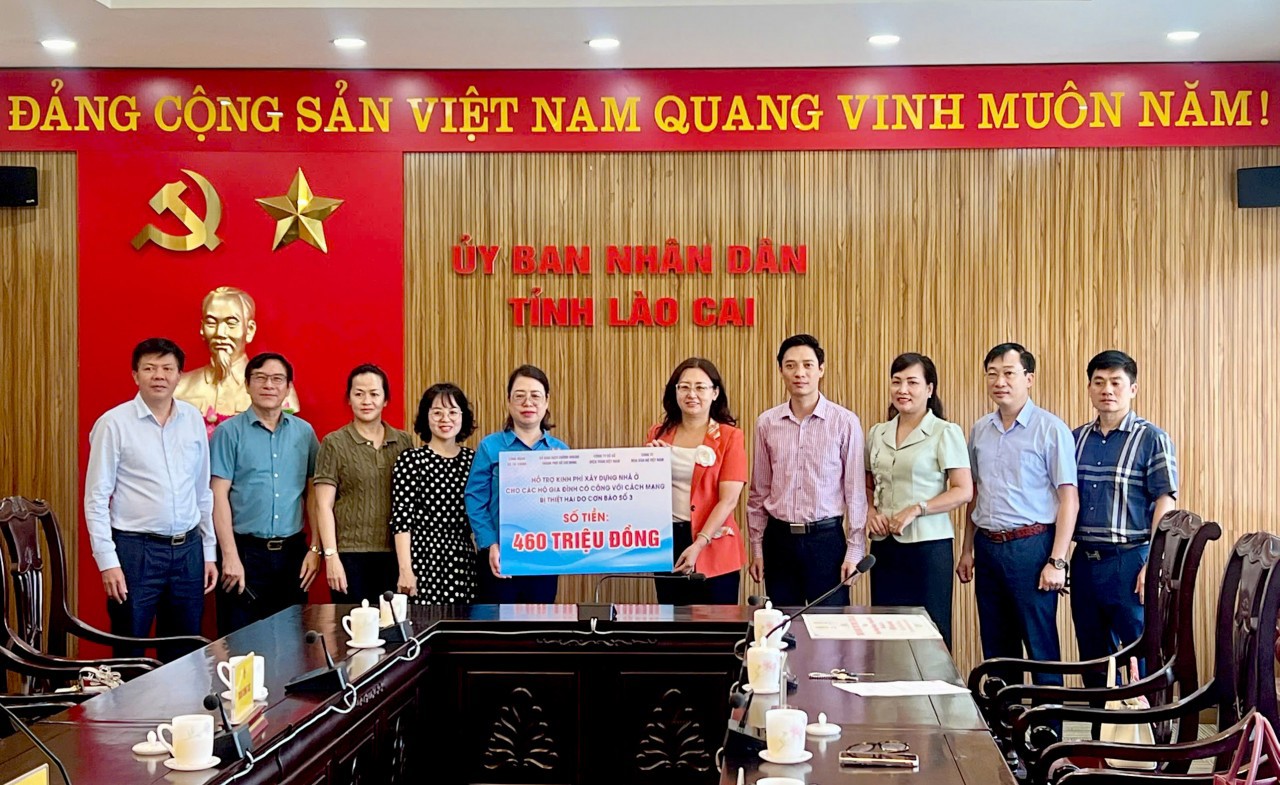 Lãnh đạo Công đoàn Bộ Tài chính trao biển tượng trưng hỗ trợ tỉnh Lào Cai 460 triệu đồng kinh phí xây nhà ở cho người có công.