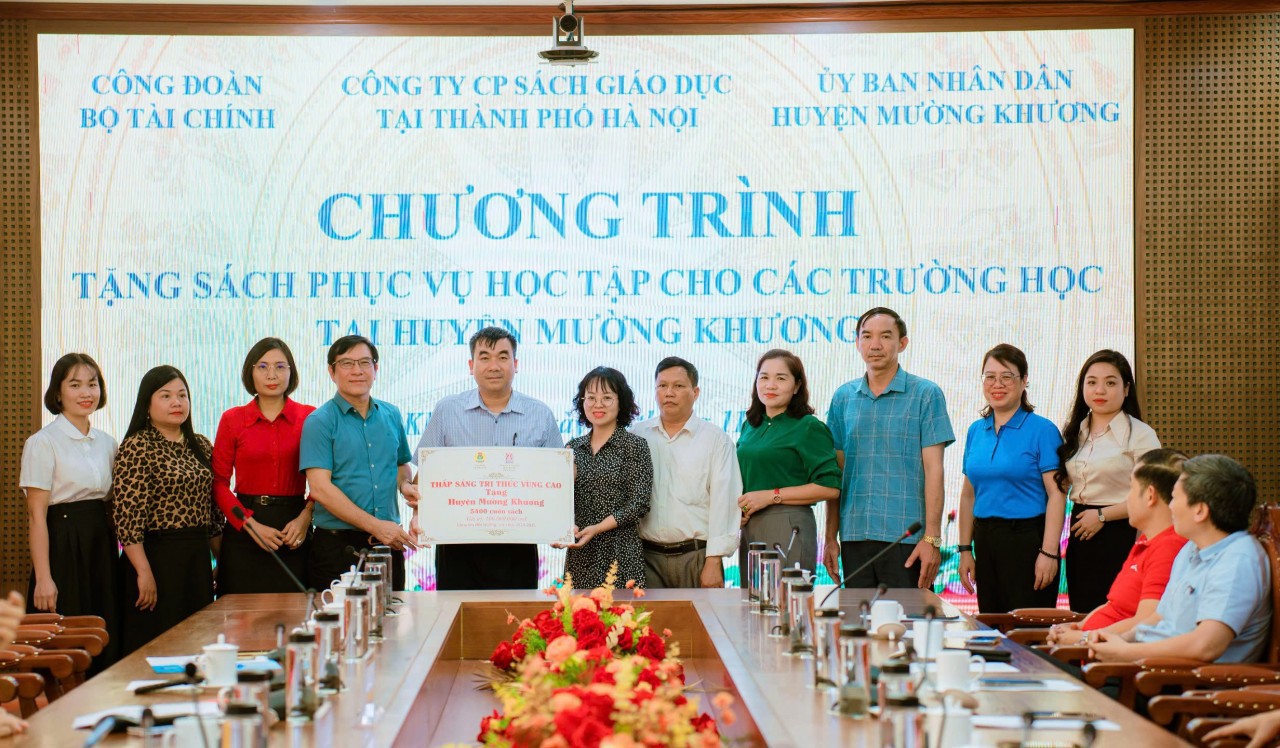 Tại huyện Mường Khương, Phó Chủ tịch Công đoàn Bộ Tài chính Lê Thị Hạnh trao tượng trưng 5.400 cuốn sách hỗ trợ cho các trường và học sinh có thêm đầu sách để phục vụ học tập.